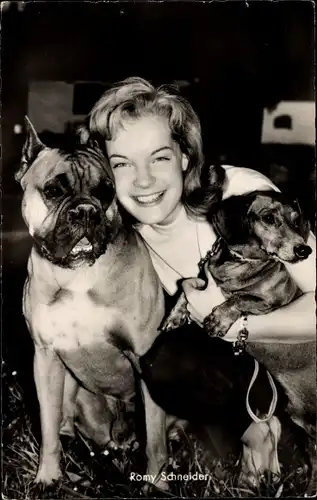 Ak Schauspielerin Romy Schneider mit Hunden, Dackel