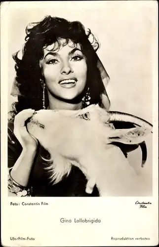 Ak Schauspielerin Gina Lollobrigida, Portrait, Ziege