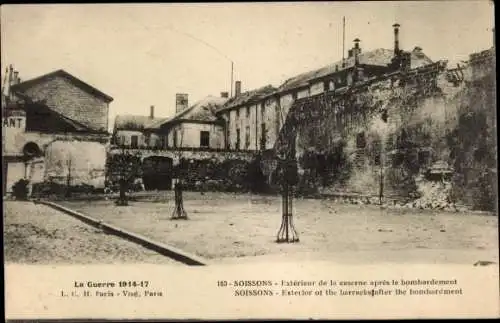 Ak Soissons-Aisne, Außenansicht der Kaserne nach dem Bombenangriff