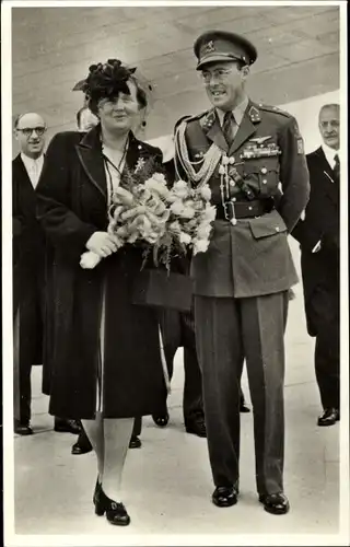 Ak Prinzessin Juliana der Niederlande, Prinz Bernhard, Flugplatz Cointrin, Genf, 1946