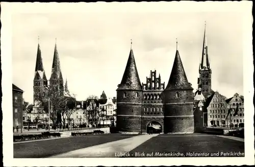 Ak Lübeck, Marienkirche, Holstentor, Petrikirche