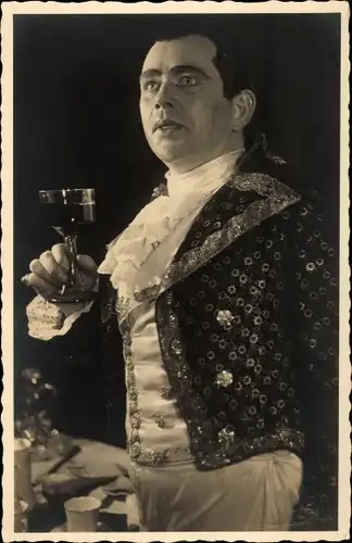 Foto Ak Portrait eines Schauspielers, Kelch, Szene, Autogramm