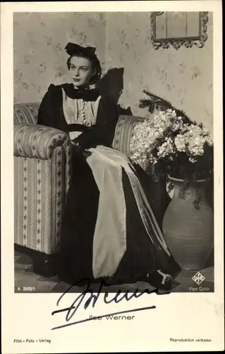 Ak Schauspielerin Ilse Werner, Portrait, Sessel, Blumen, Autogramm