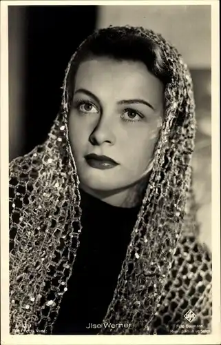 Ak Schauspielerin Ilse Werner, Portrait mit Kopftuch, Autogramm