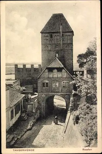 Ak Tangermünde, Rossfurt, Tor, Wasserträgerin mit Schulterjoch