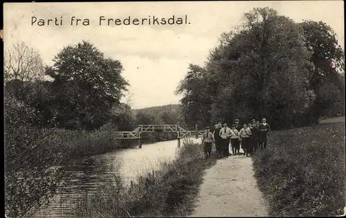 Ak Dänemark, Frederiksdal, Straße, Brücke, Fluss