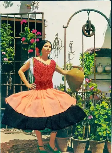 Stoff Ak Frau in spanischer Volkstracht, Garten, Wasserkrug, Blumentöpfe