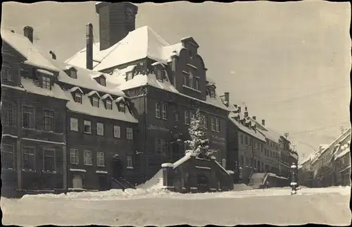 Foto Ak Waldenburg in Sachsen, Platz, Amtsgebäude