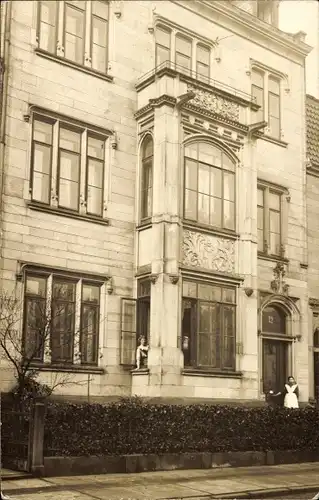 Foto Ak Karlsruhe in Baden, Wohnhaus, Anwohner am Fenster