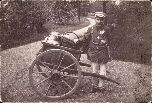 Ak Isselhorst Gütersloh in Westfalen, Mann in Uniform, Handwagen, Milchkanne, Korb