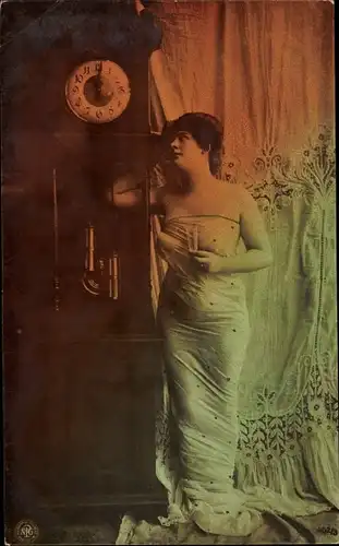 Ak Frau in engem schulterfreiem Kleid mit Sektglas, Standuhr