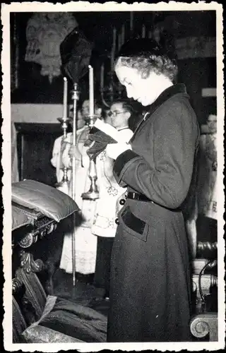 Ak Prinzessin Josephine Charlotte, Adel Belgien, Portrait im Profil, in der Kirche