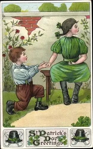 Ak St. Patrick's Day, Junge kniet vor Mädchen in grünem Kleid, Kleeblätter