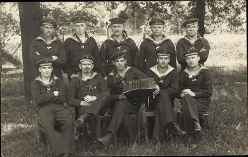 Foto Ak Deutsche Seeleute in Uniform, Kaiserliche Marine, Gruppenbild