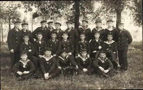 Foto Ak Deutsche Seeleute in Uniform, Kaiserliche Marine, Gruppenbild