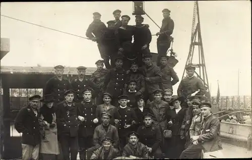 Foto Ak Deutsche Seeleute in Uniform, Kaiserliche Marine, Gruppenbild