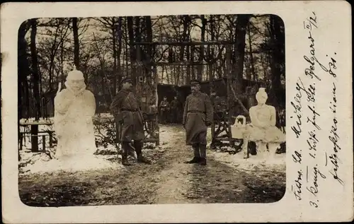 Foto Ak Deutsche Soldaten in Uniform, Lagereingang, Schneefiguren, 3. Komp. Res. Batl. Belgard II/2