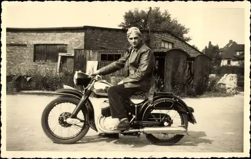 Foto Ak Mann auf einem Motorrad