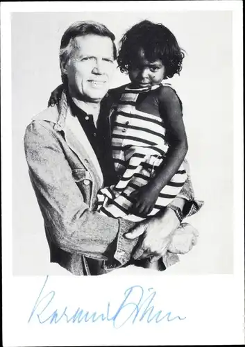 Ak Schauspieler Karlheinz Böhm, Portrait mit Kind, Stiftung Menschen für Menschen