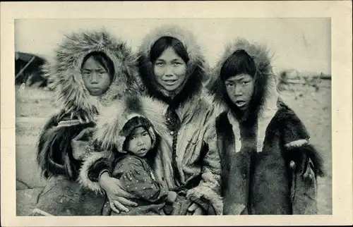 Ak Alaska USA, Eskimos von der Behringstraße, Familie
