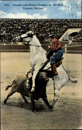 Ak Tijuana Mexiko, Stierkampf, Picador und Pferd werden vom Bullen angegriffen