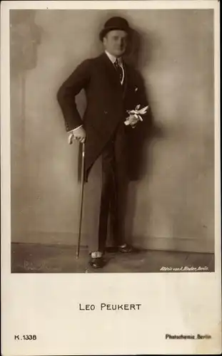 Ak Der Schauspieler Leo Peukert, Portrait, Stock, Hut, Handschuhe