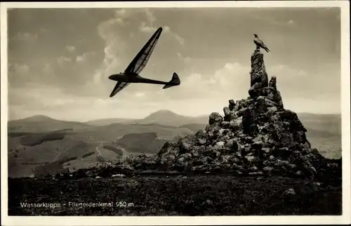 Ak Gersfeld in der Rhön, Wasserkuppe, Fliegerdenkmal, Segelflugzeug
