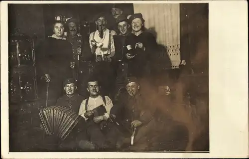 Foto Ak Deutsche Soldaten in Uniform, Gruppenbild mit Pfeifen, Zigaretten, Akkordeon