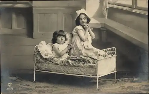 Ak Zwei Kinder beim Abendgebet, Metallbett