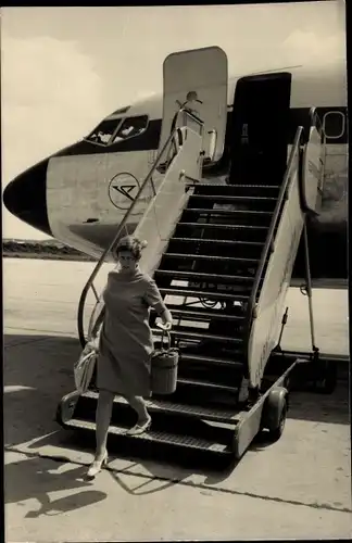 Foto Ak Passagierflugzeug, Frau auf einer rollbaren Treppe