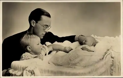 Ak Prinz Bernhard mit Beatrix und Irene, August 1939