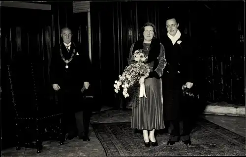 Foto Ak Prinzessin Juliana der Niederlande und Prinz Bernhard, Portrait, Beamte, Blumenstrauß