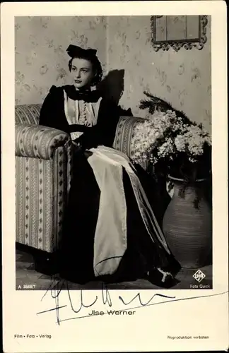 Ak Schauspielerin Ilse Werner, Portrait, Sessel, Blumen, Autogramm