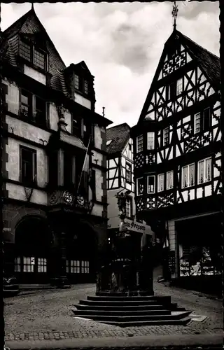 Ak Bernkastel Kues an der Mosel, Rathaus, St. Michaelbrunnen