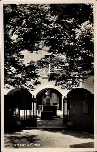 Ak Oberndorf am Neckar, Innenhof, Denkmal, Brunnen