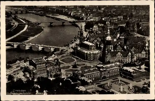 Ak Dresden, Elbbrücken, Residenzschloss, Kath. Hofkirche, Semperoper, Fliegeraufnahme
