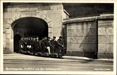 Ak Berchtesgaden, Ausfahrt aus dem Salzbergwerk, Touristen