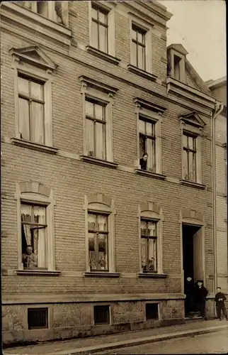 Foto Ak Berlin Reinickendorf Waidmannslust?, Mietshaus, Bewohner