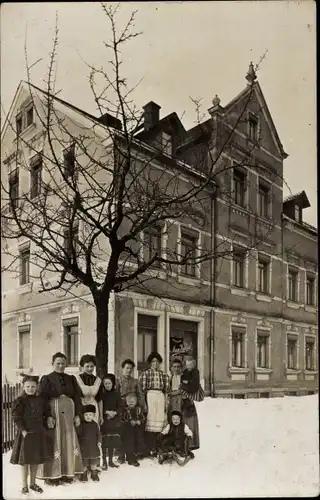 Foto Ak Deutschland, Gruppenbild, Geschäft, Baum, Winter