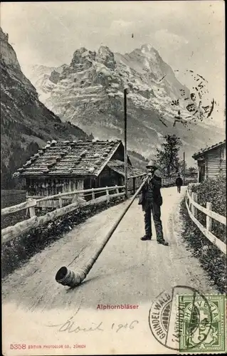 Ak Schweiz, Alphornbläser auf der Straße, Alpen, Häuser
