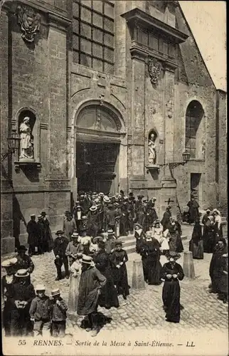 Ak Rennes Ille et Vilaine, Sortie de la Messe a Sainte Etienne