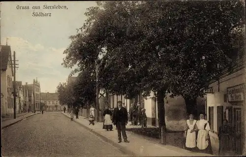 Ak Siersleben Gerbstedt im Harzvorland, Straßenpartie, Passanten