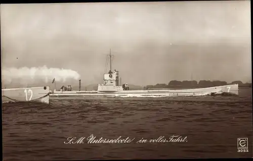 Ak Deutsche U-Boote, Unterseeboote in voller Fahrt, SM U 12, SM U 7, Kaiserliche Marine
