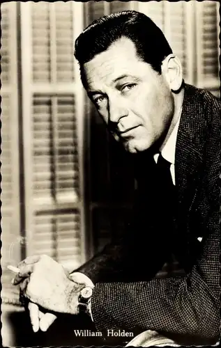 Ak Schauspieler William Holden, Portrait, Zigarette