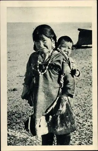 Ak Alaska, Eskimo Kinder, Mädchen trägt Kleinkind auf dem Rücken