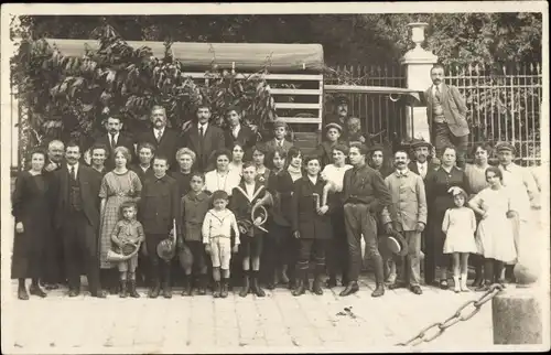 Foto Ak Chantilly Oise, Gruppenbild