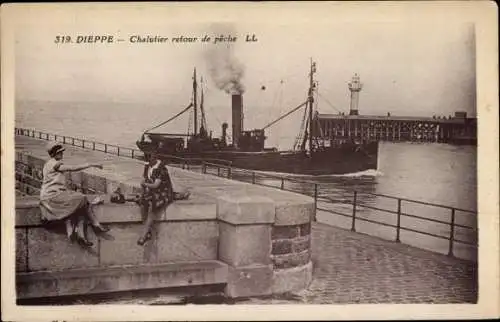 Ak Dieppe Seine Maritime, Trawler auf dem Heimweg vom Fischfang, Leuchtturm