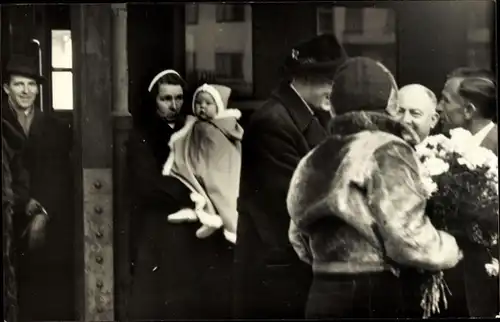 Foto Ak Königin Juliana und Prinz Bernhard der Niederlande, Tochter Irene