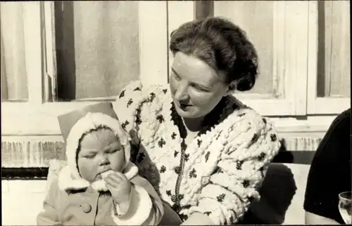 Foto Ak Juliana der Niederlande mit Tochter Irene, Portrait