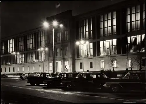 Ak Berlin Mitte, Amtssitz des Staatsrates, Nachtbeleuchtung, Parkplatz